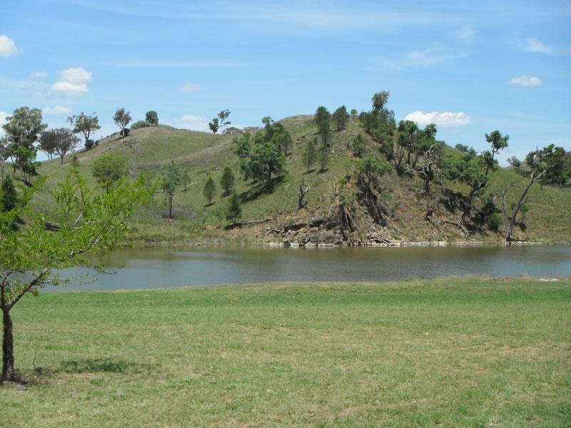 Grassy campground at Glenriddle Reserve on Split Rock DamThe upper (northern) section of split rock dam.  You can camp right on the waters edge.