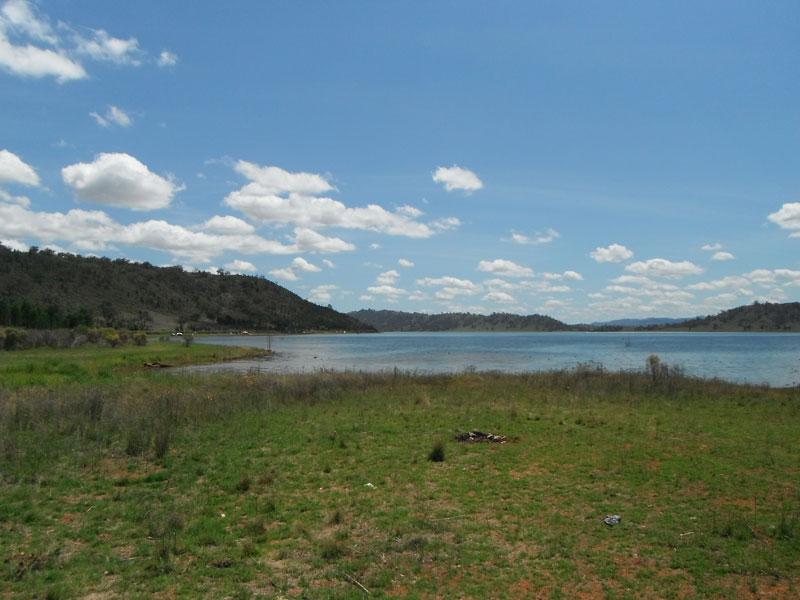 Foreshore campsite - Split Rock Recreation Reserve cmpground This is typical of the campsites around the shoreline of the dam.  There is plenty of room and access to the water, but not a lot of shade available. 