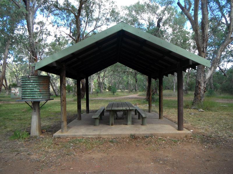 Picnic tables at Cockburn RiverThe road in the background is the track that leads to the second campsite (about 100m away). There is a short steep drop to the river itself.