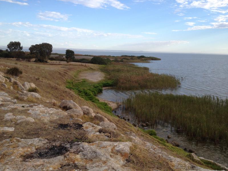 Point SturtSmall cliff access to the lake