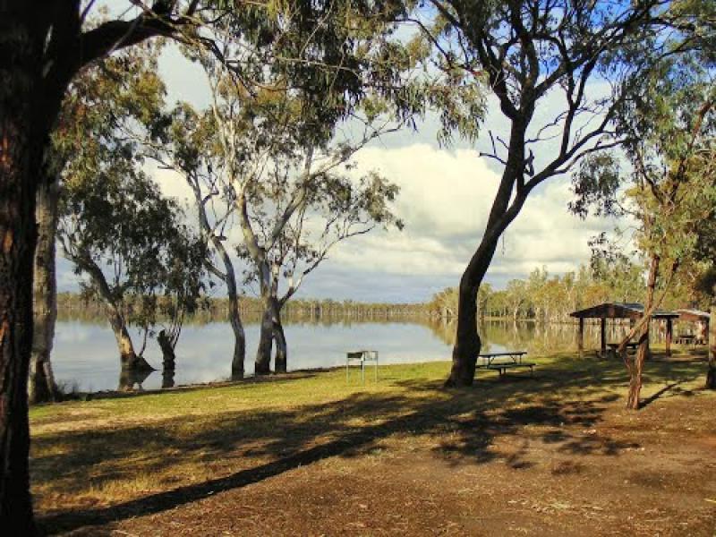 Lake BroadwaterLake with playground...